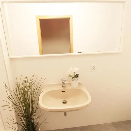 Zentrum - Komplettes Zimmer, Hochbett, Android Tv & Eigenem Bad - Perfekt Fuer Familien & Gruppen *