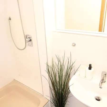 Zentrum - Komplettes Zimmer, Hochbett, Android Tv & Eigenem Bad - Perfekt Fuer Familien & Gruppen * Ulm