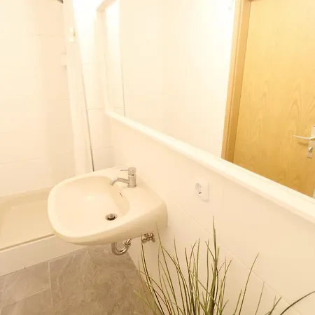 Hotel Zentrum - Komplettes Zimmer, Hochbett, Android Tv & Eigenem Bad - Perfekt Fuer Familien & Gruppen *