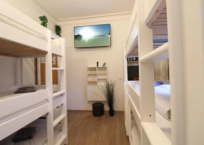 Zentrum - Komplettes Zimmer, Hochbett, Android Tv & Eigenem Bad - Perfekt Fuer Familien & Gruppen Отель *