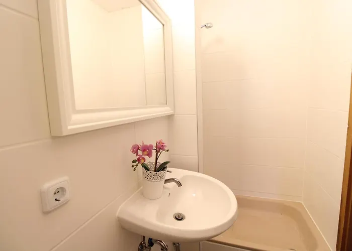 Отель Zentrum - Komplettes Zimmer, Hochbett, Android Tv & Eigenem Bad - Perfekt Fuer Familien & Gruppen